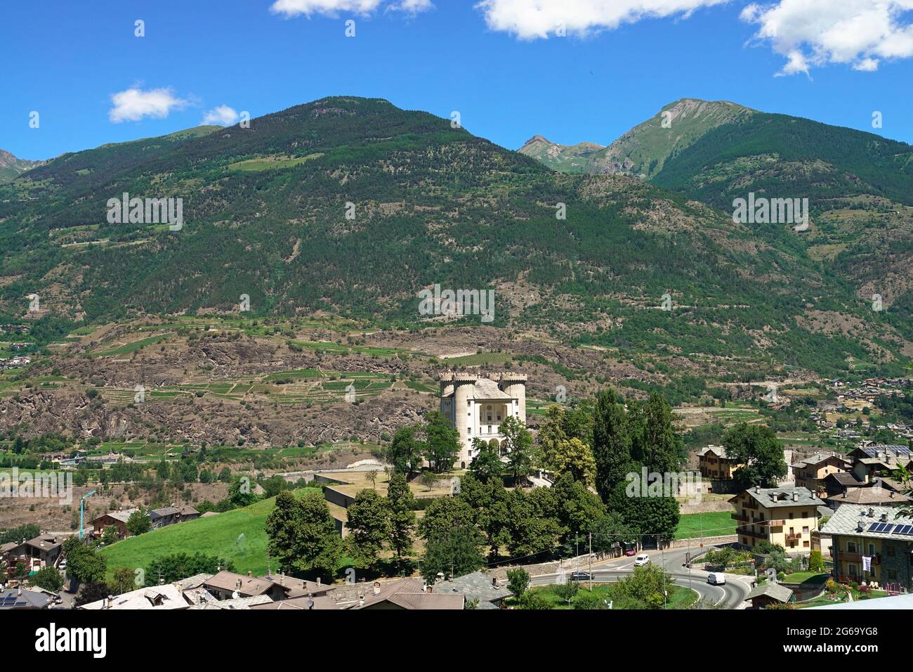 Vista de verano del castillo medieval, Aymaviles Aosta Valle Italia Foto de stock