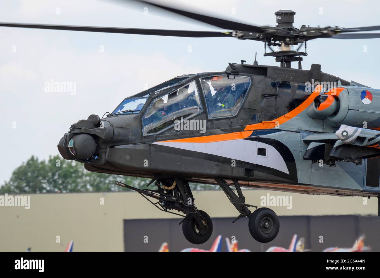 Royal Netherlands Air Force Boeing AH-64D helicóptero de ataque de cañoneros Apache en la feria aérea RIAT, RAF Fairford, en colores especiales nacionales acabado de la pantalla Foto de stock