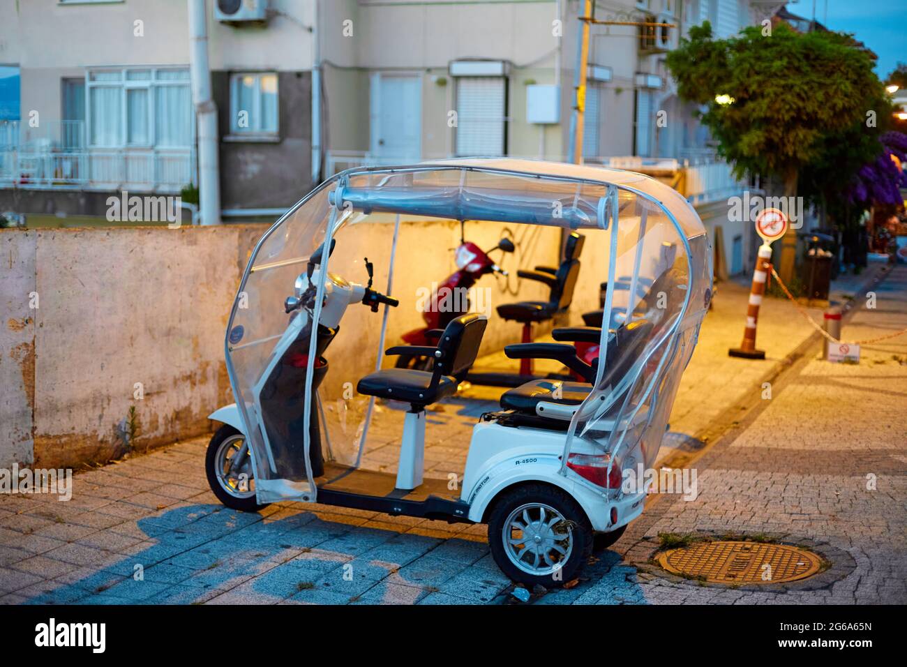 Ciclomotor de tres ruedas con techo. Rickshaw en Turquía. Estambul, Turquía - 28.07.2017 Foto de stock