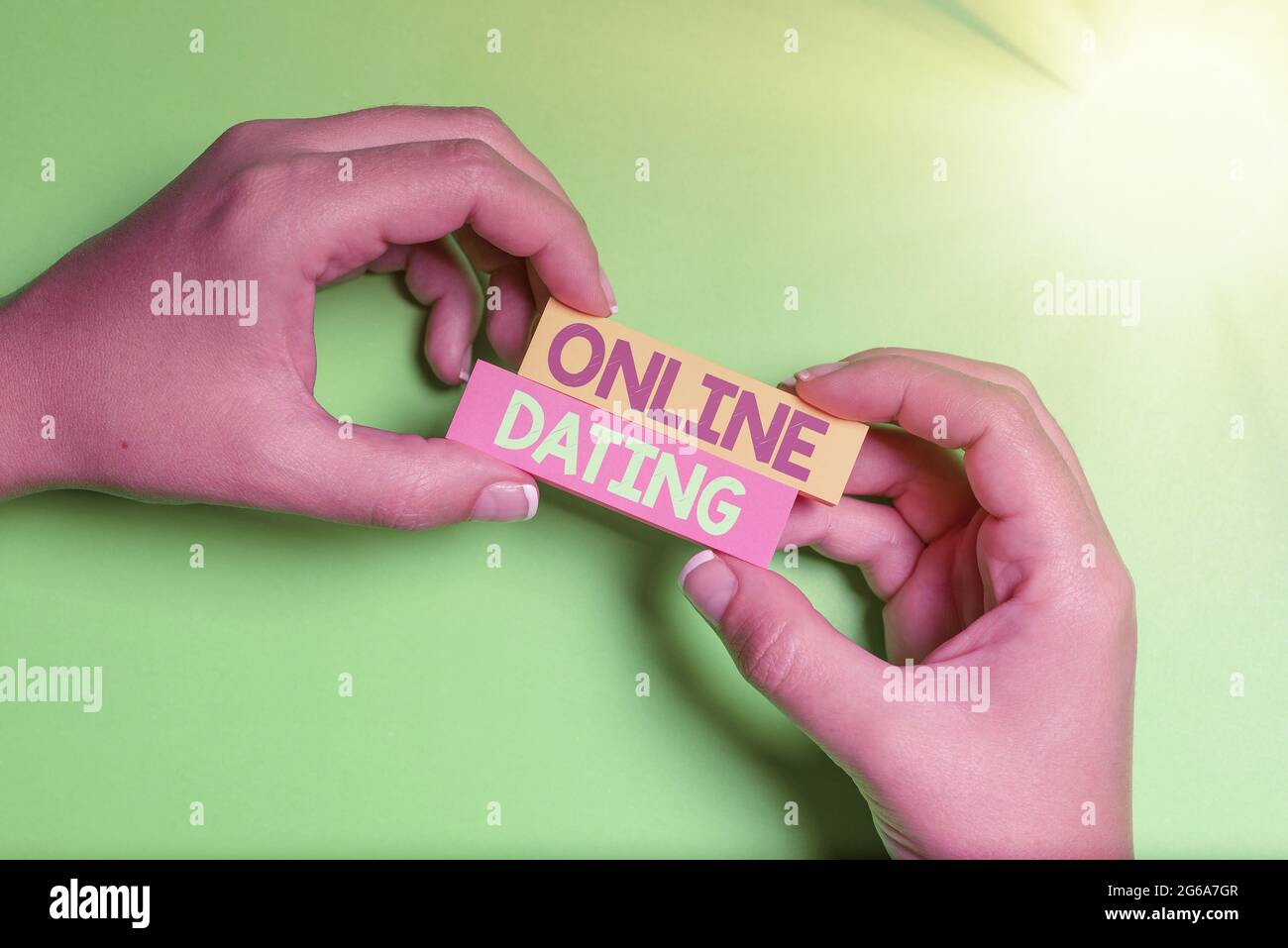 Signo de texto que muestra Online Dating. Palabra para buscar Relaciones coincidentes eDating Video chat Brainstorming Problemas y soluciones preguntar relevante Foto de stock