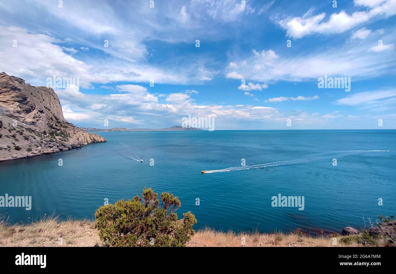 Magnífico fondo azul del mar y de las montañas para el diseño de un Web site para el turismo Foto de stock