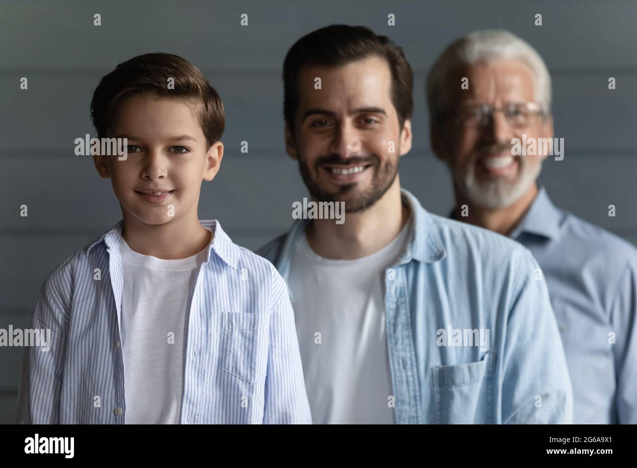 Feliz retrato familiar en tres generaciones de hombres, niño, padre Foto de stock