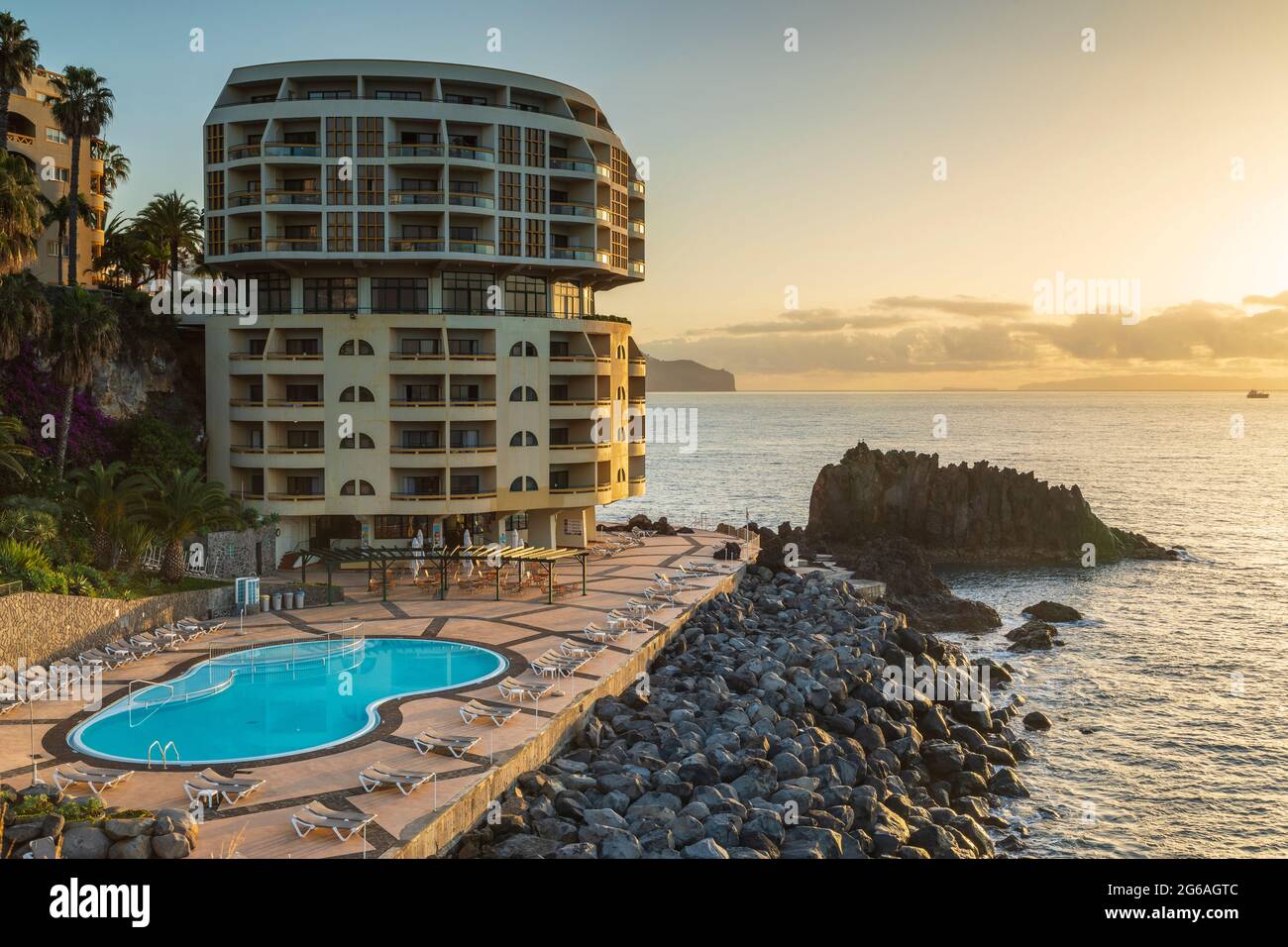 Una imagen de uno de los muchos hoteles situados en la costa cerca de Funchal Madeira fotografiada durante un hermoso amanecer en el período de Navidad de diciembre Foto de stock