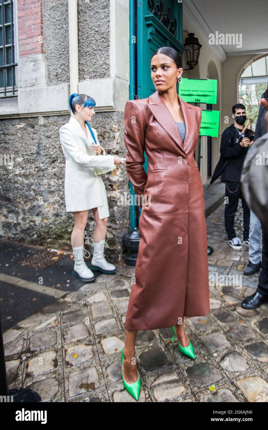 Tina Kunakey llegó a Off White Fall-Winter 2021/2022 Haute couture el 04 de  julio de 2021 en París, Francia. Foto por Nasser Berzane/ABACAPRESS.COM  Fotografía de stock - Alamy