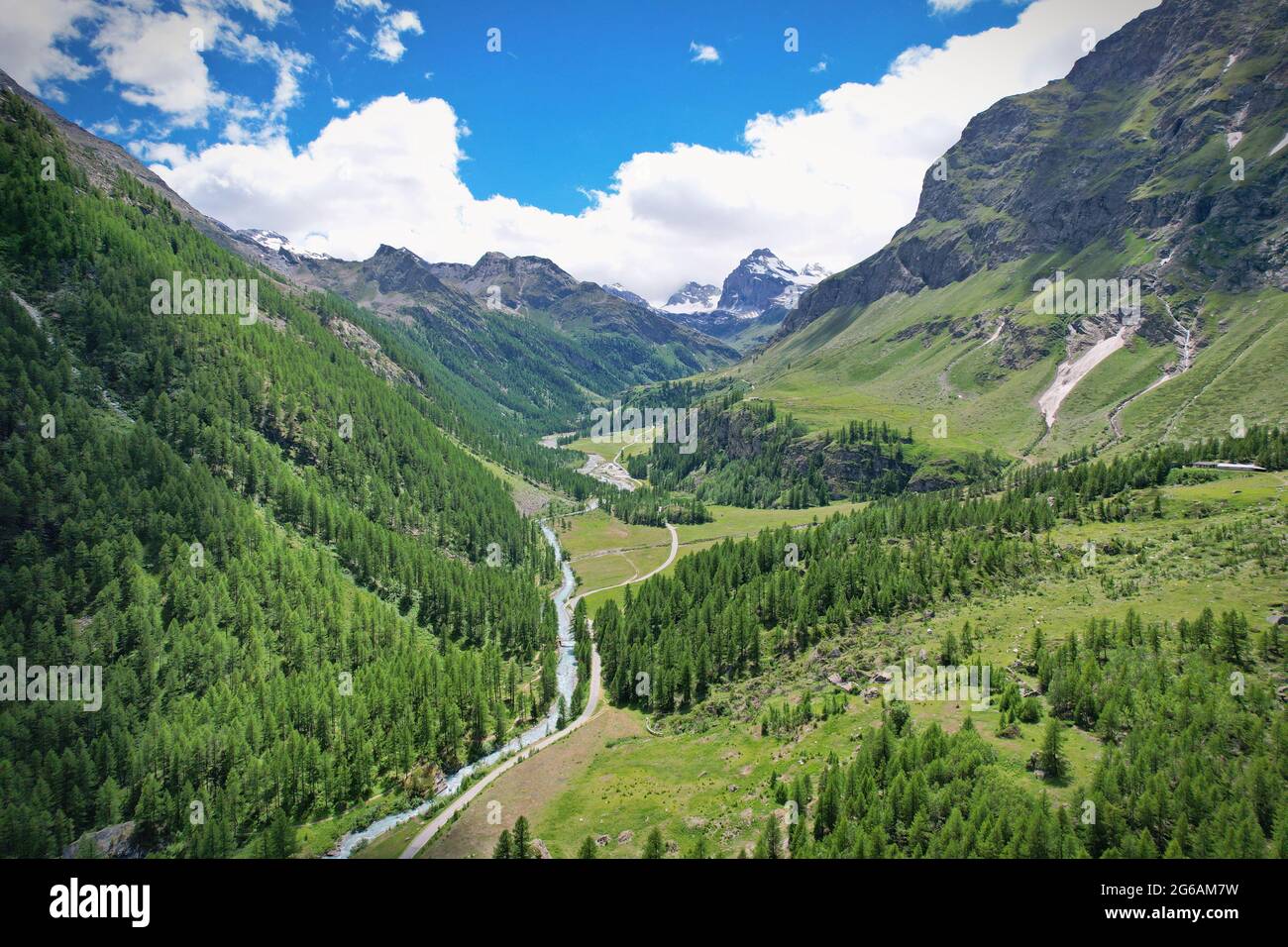 Vista desde la cima del valle de Notre Dame de Rhemes en el valle de Aosta, Italia. Foto de stock