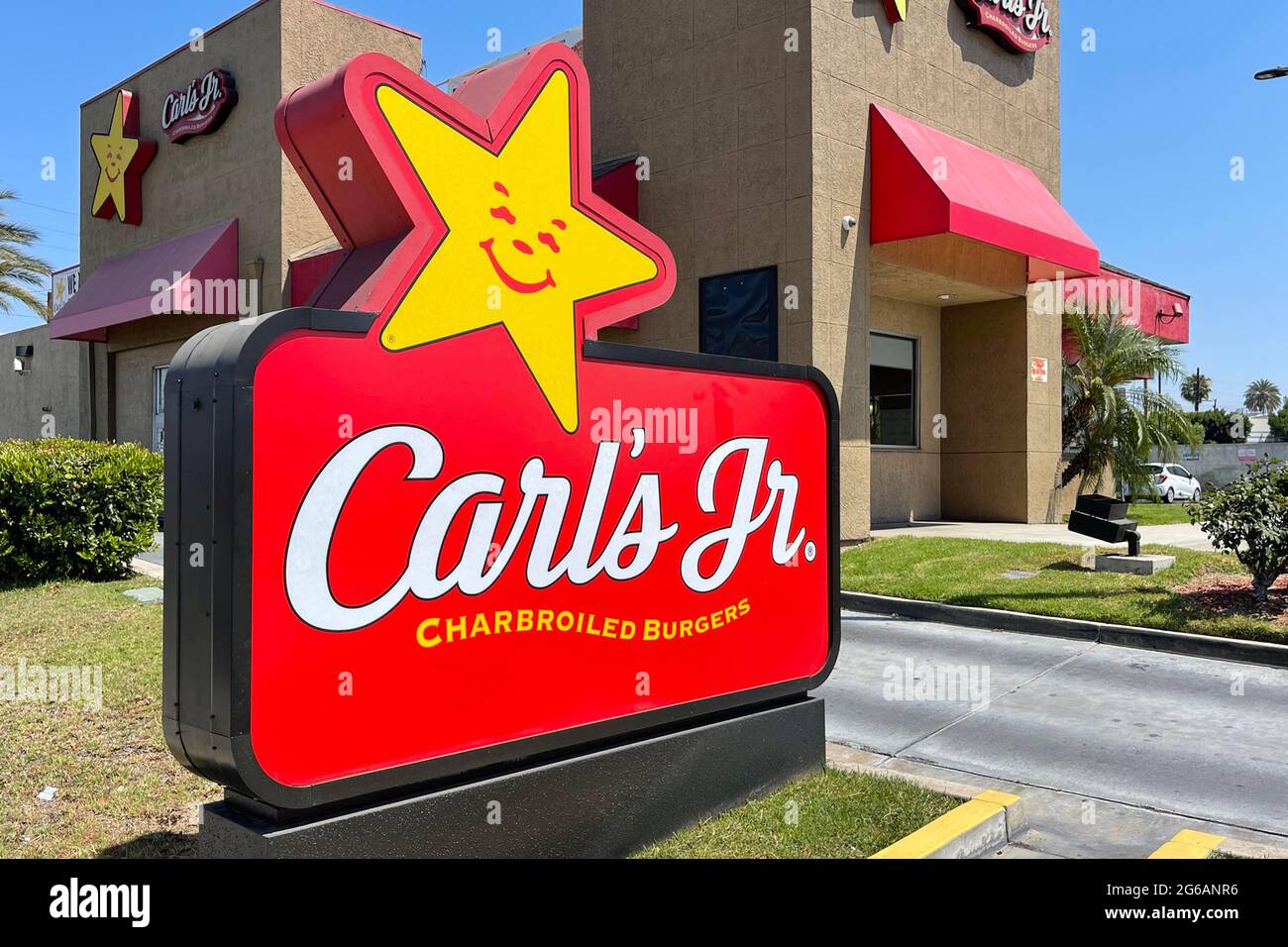 Un cartel del restaurante Carl's Jr., domingo, 4 de julio de 2021, en Los Ángeles Fotografía de