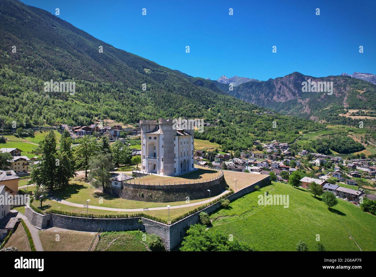 Vista aérea del castillo medieval, Aymaviles Aosta Valle Italia Foto de stock