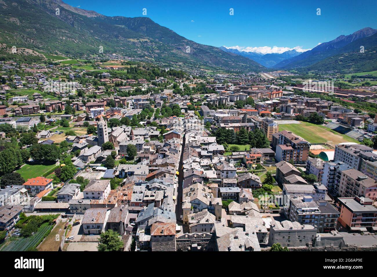 Vista aérea del centro de la ciudad y de la plaza principal de Aosta. Italia Foto de stock