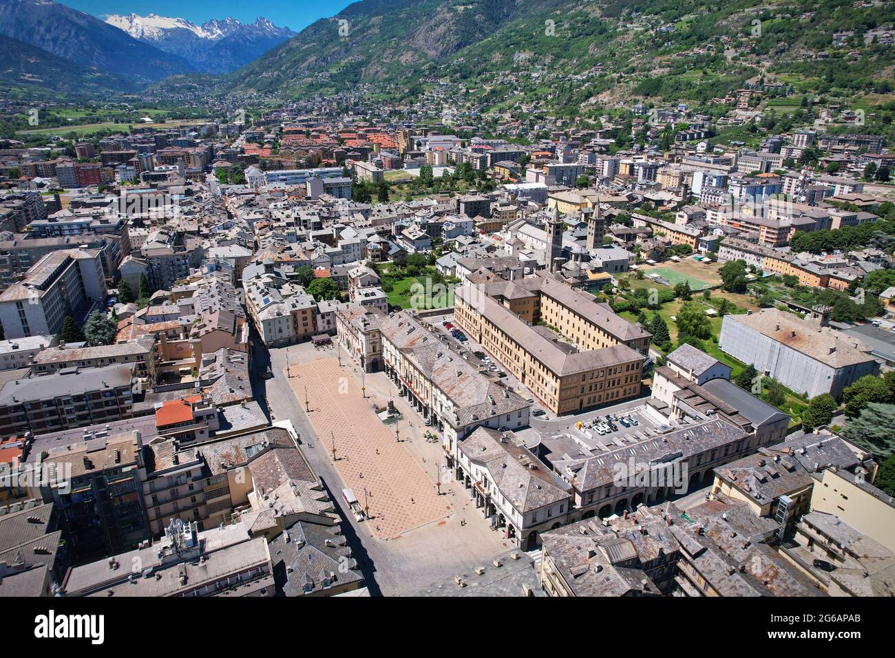 Vista aérea del centro de la ciudad y de la plaza principal de Aosta. Italia Foto de stock