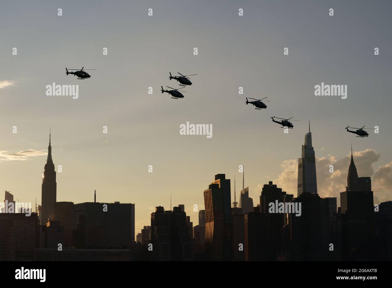 Nueva York, Estados Unidos. 4th de Jul de 2021. Los helicópteros vuelan sobre el East River y el horizonte de Manhattan durante el espectáculo de fuegos artificiales del 4 de julio de Macy en Nueva York, Estados Unidos. Crédito: Chase Sutton/Alamy Live News Foto de stock