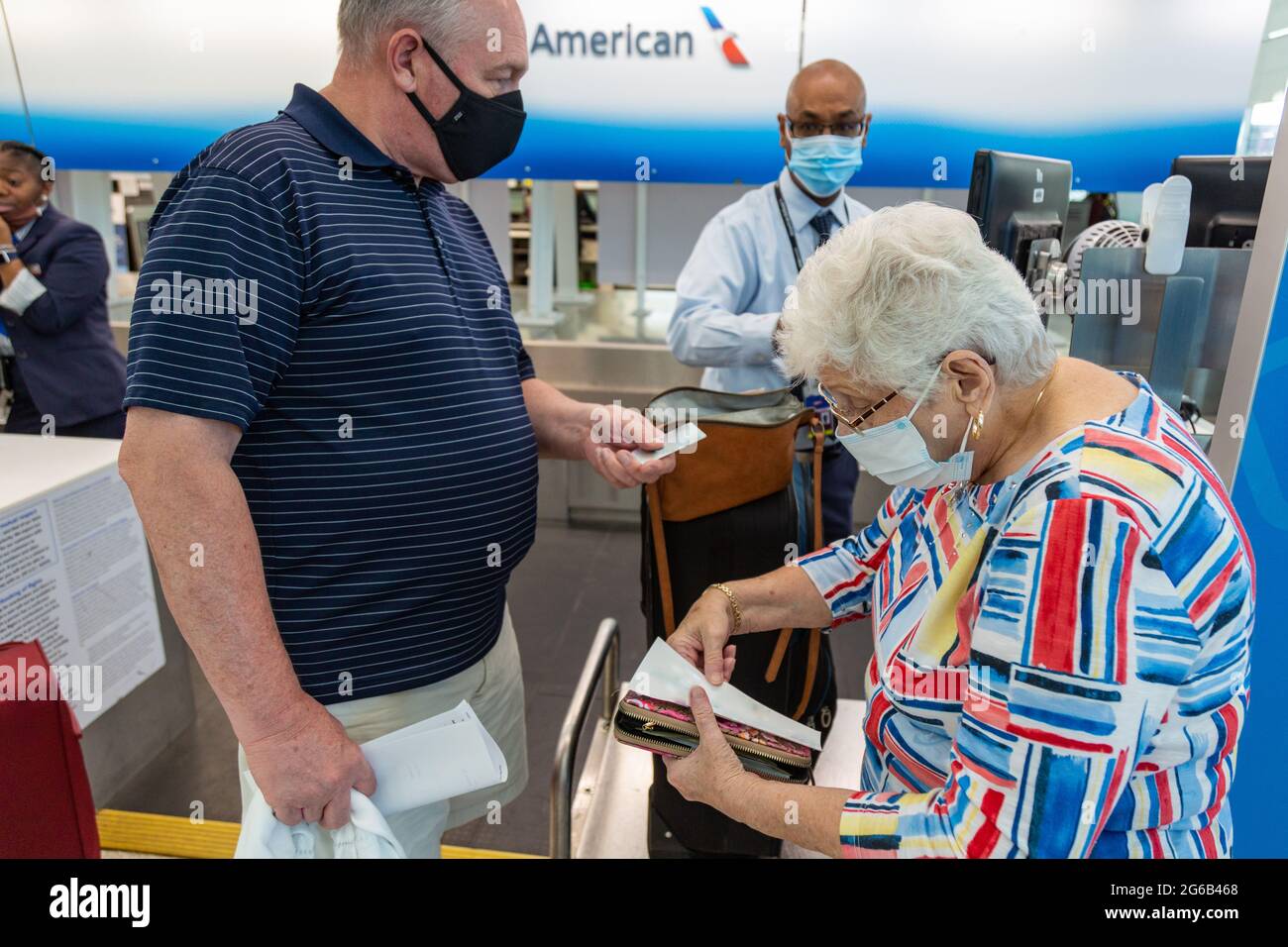 una taza de A pie choque Man in luggage american airlines fotografías e imágenes de alta resolución  - Alamy