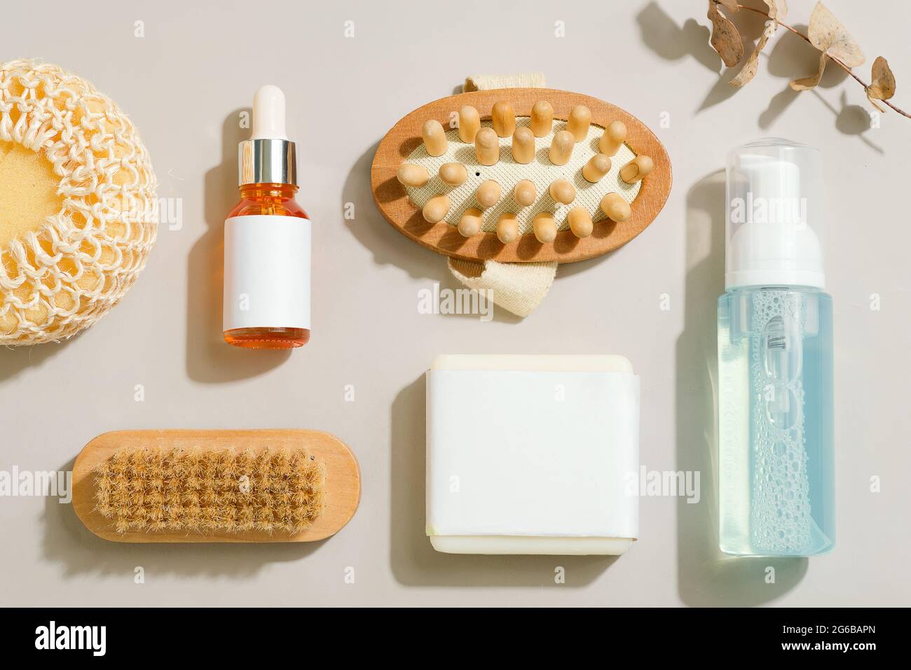 Haga una maqueta con productos de baño: Jabón, cepillo, loción y espuma  para la piel, esponja sobre fondo gris. Concepto de spa Fotografía de stock  - Alamy