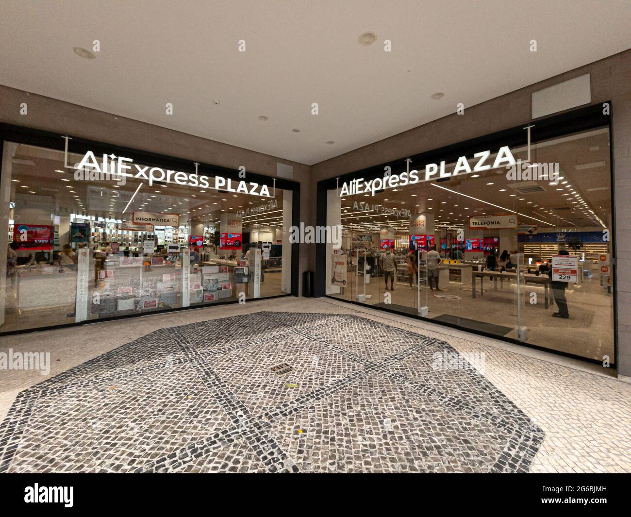 Barcelona, España - Julio 2021: Tienda AliExpress Plaza el centro comercial Finestrelles. Es la segunda tienda física de la empresa china abierta Fotografía stock - Alamy