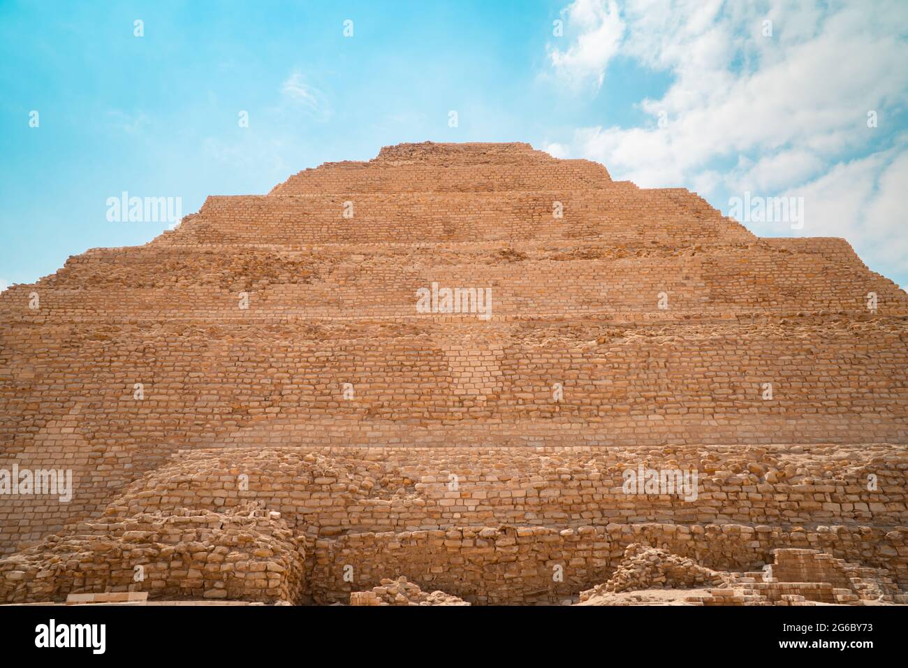 La Pirámide de Djoser en Saqqara, la pirámide más antigua de Egipto Foto de stock