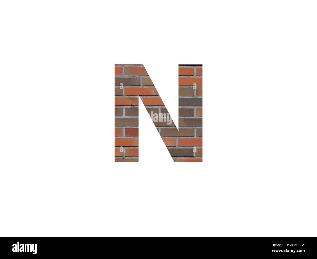 Letra N del alfabeto hecha con pared de ladrillos, en marrón, naranja, rojo gris y aislada sobre fondo blanco Foto de stock