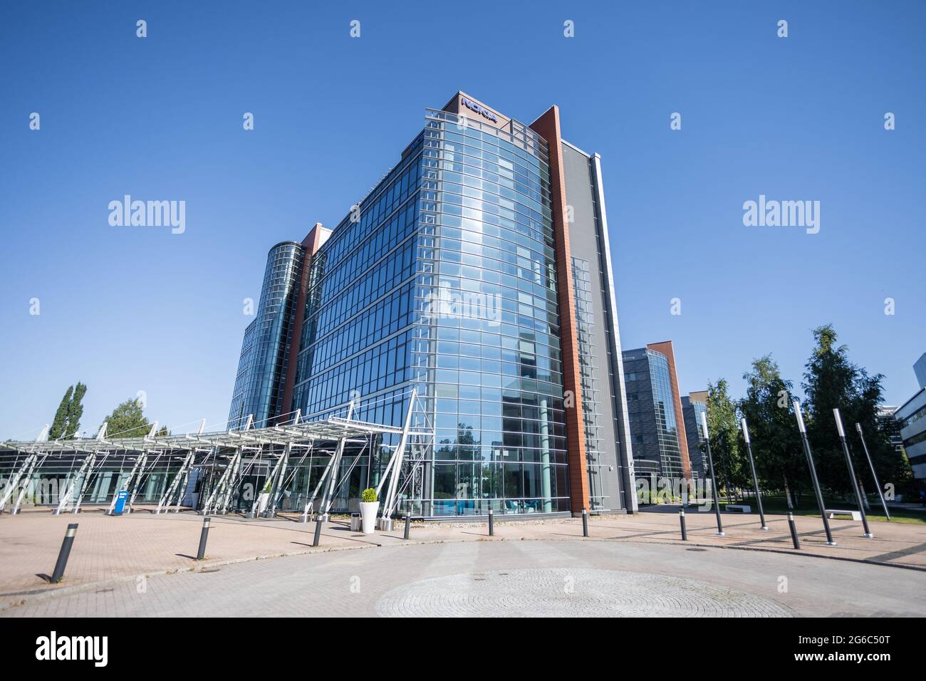 El edificio principal en Nokia Corporation Campus en verano. Foto de stock