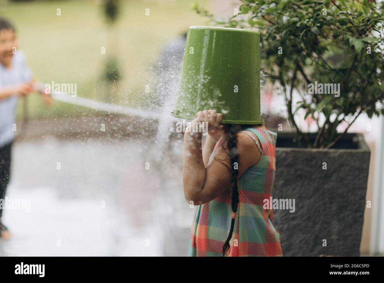 Juegos de verano con manguera de agua en el jardín Fotografía de stock -  Alamy