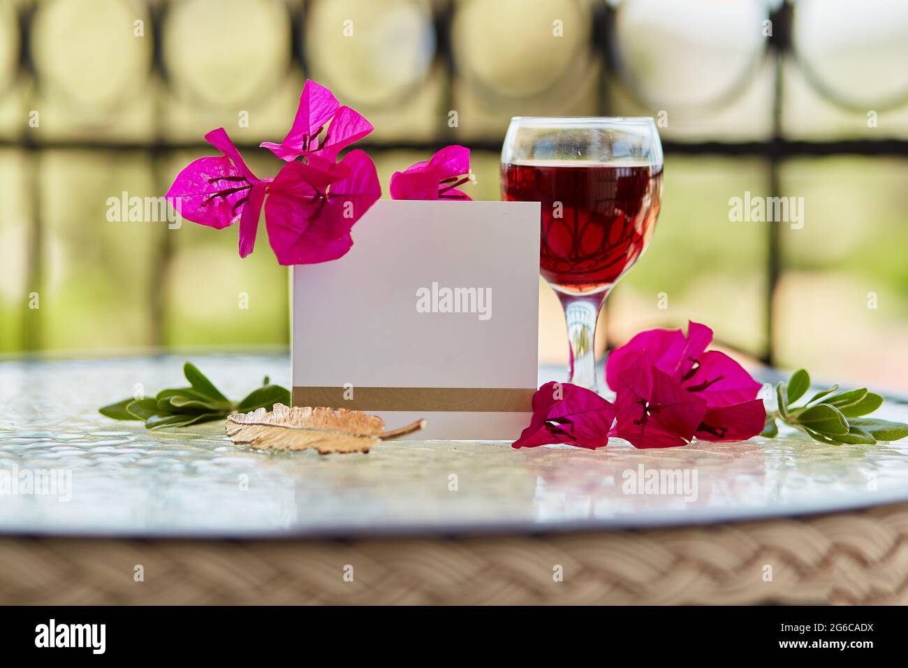 Flores de color rojo vino oscuro fotografías e imágenes de alta resolución - Alamy Flores de color rojo vino oscuro fotografías e imágenes de alta resolución - Alamy