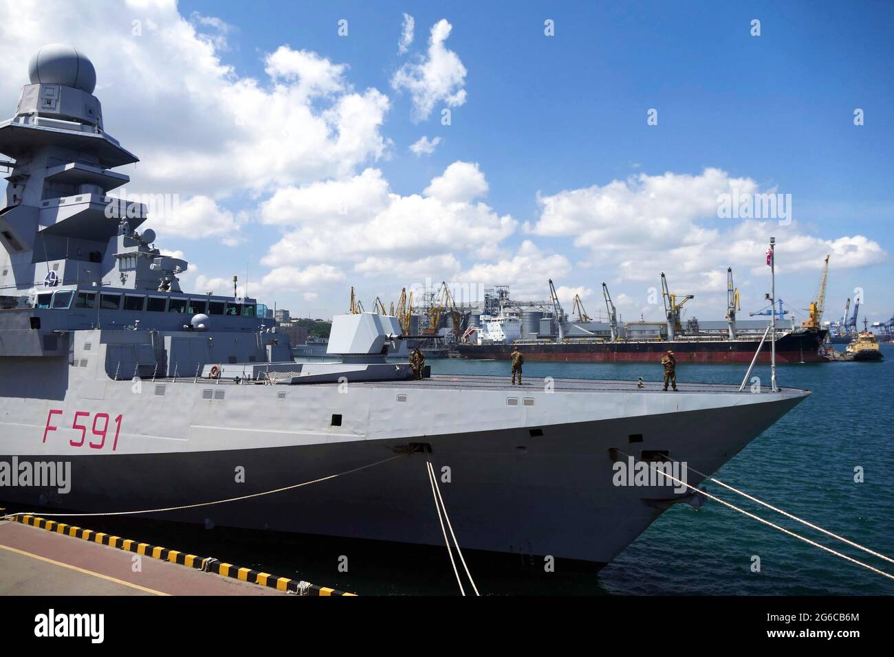ODESA, UCRANIA - 3 DE JULIO de 2021 - La fragata F591 de la Marina Italiana, Virginio Fasan, está representada en el puerto de Odesa, al sur de Ucrania. Foto de stock