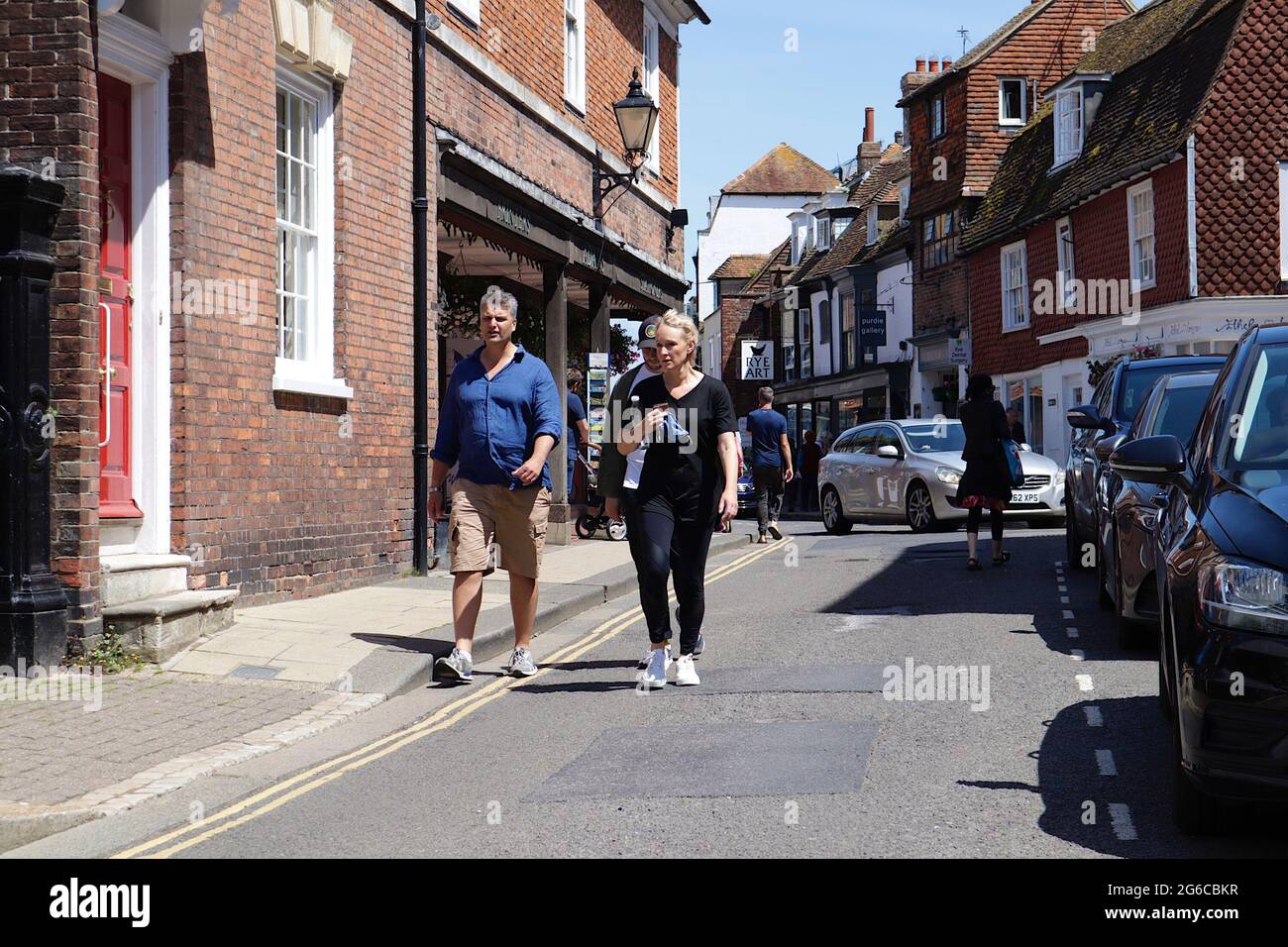 Rye, East Sussex, Reino Unido. 05 de Jul de 2021. Clima en el Reino Unido: Un día caluroso y soleado en la histórica ciudad de Rye, ya que los visitantes son vistos caminando y bebiendo en la calle alta. Crédito de la foto: Paul Lawrenson /Alamy Live News Foto de stock