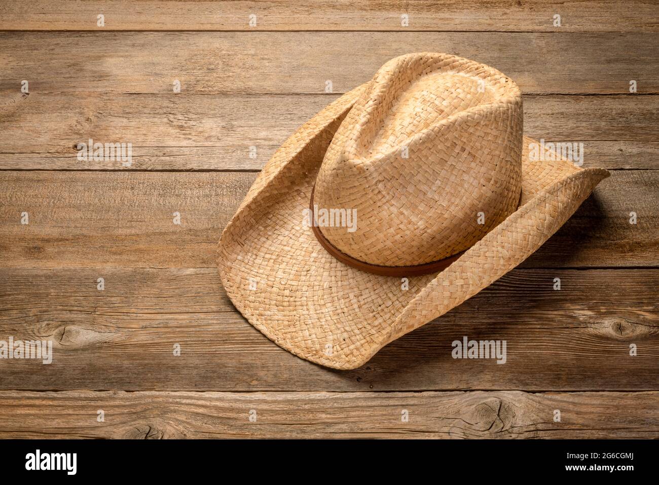 estilo rancho, sombrero de paja de vaquero sobre una mesa rústica de madera  Fotografía de stock - Alamy