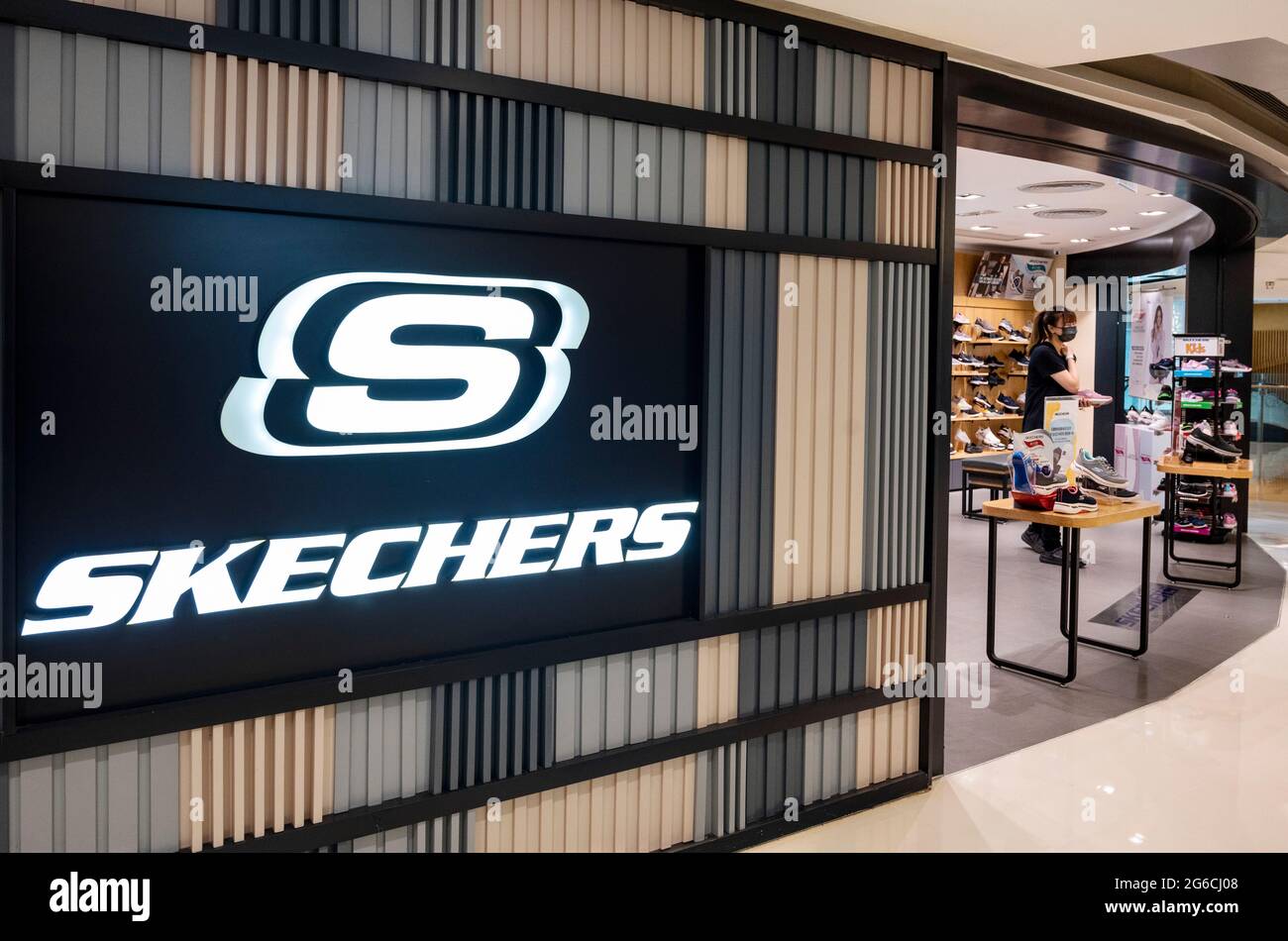 Estilo de vida americano y marca de calzado de alto rendimiento, tienda Skechers en Kong. (Foto de Miguel Candela / SOPA Images/Sipa USA Fotografía de stock - Alamy