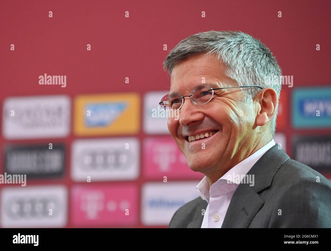 Herbert HAINER (Presidente del FC Bayern Munich), ríe, ríe, ríe, optimista,  de buen humor, imagen única, motivo único recortado, retrato, retrato,  vertical. Conferencia de prensa con Oliver KAHN (Presidente de la Dirección