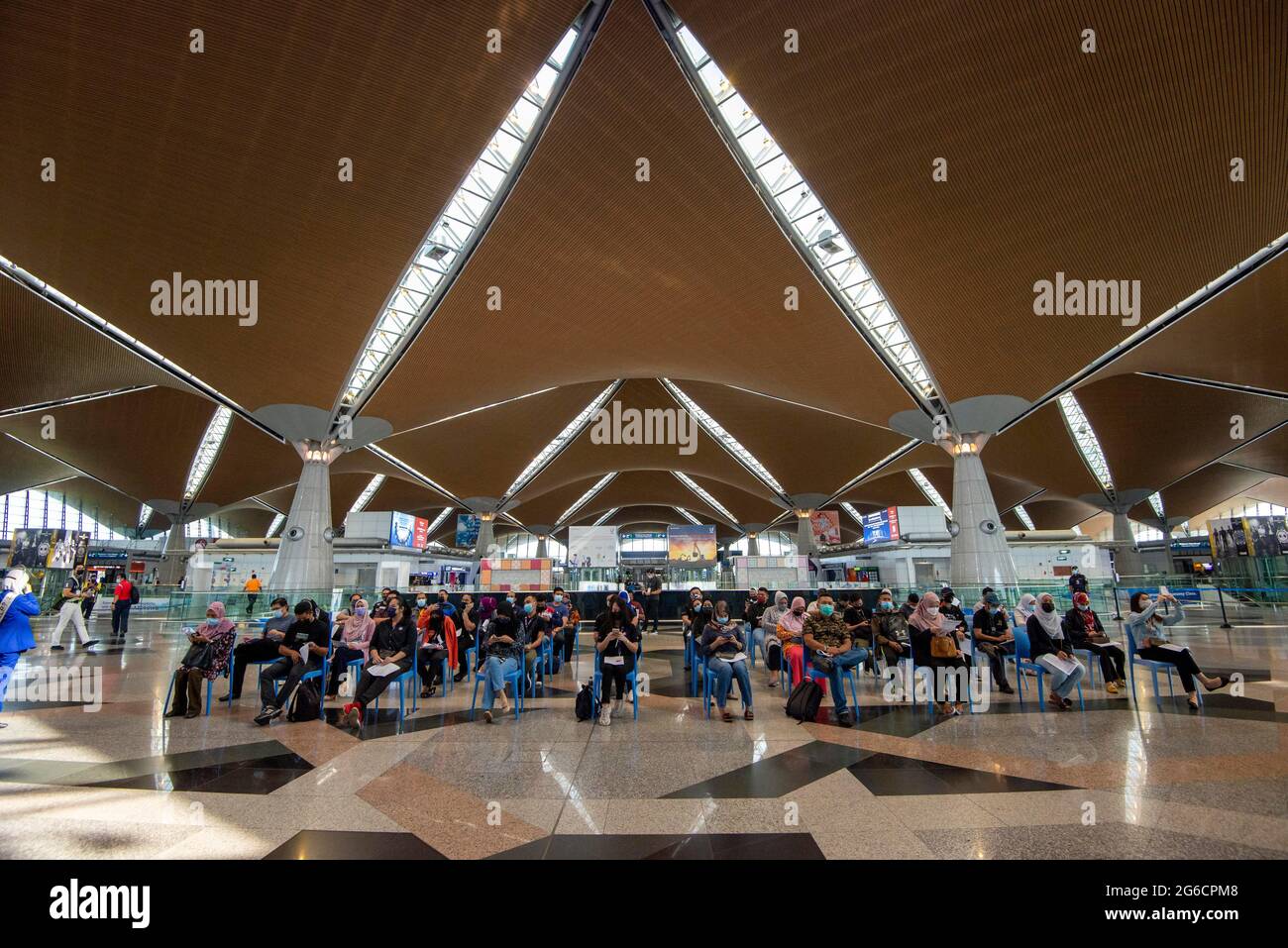 Kuala Lumpur, Malasia. 5th de julio de 2021. Los trabajadores del aeropuerto esperan recibir inyecciones de vacuna COVID-19 en el Aeropuerto Internacional de Kuala Lumpur en Sepang, Malasia, 5 de julio de 2021. Malasia notificó otras 6.387 nuevas infecciones por COVID-19, con lo que el total nacional llegó a 785.039, informó el Ministerio de Salud el lunes. Crédito: Chong Voon Chung/Xinhua/Alamy Live News Foto de stock
