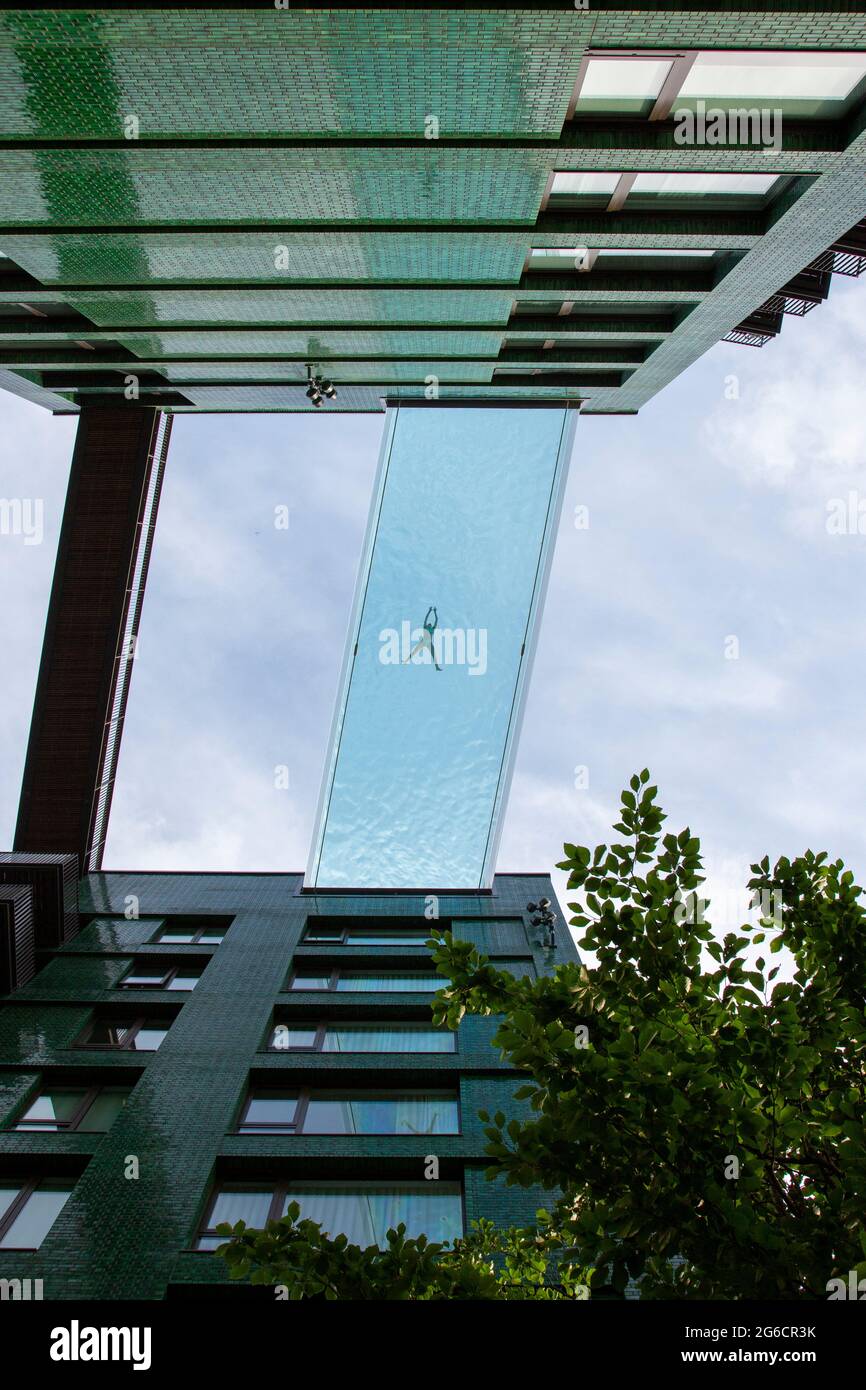 El puente transparente Sky Pool de 35 metros de altura entre dos edificios del Embassy Gardens es la piscina exterior más exclusiva de Londres. Londres, Reino Unido. Foto de stock