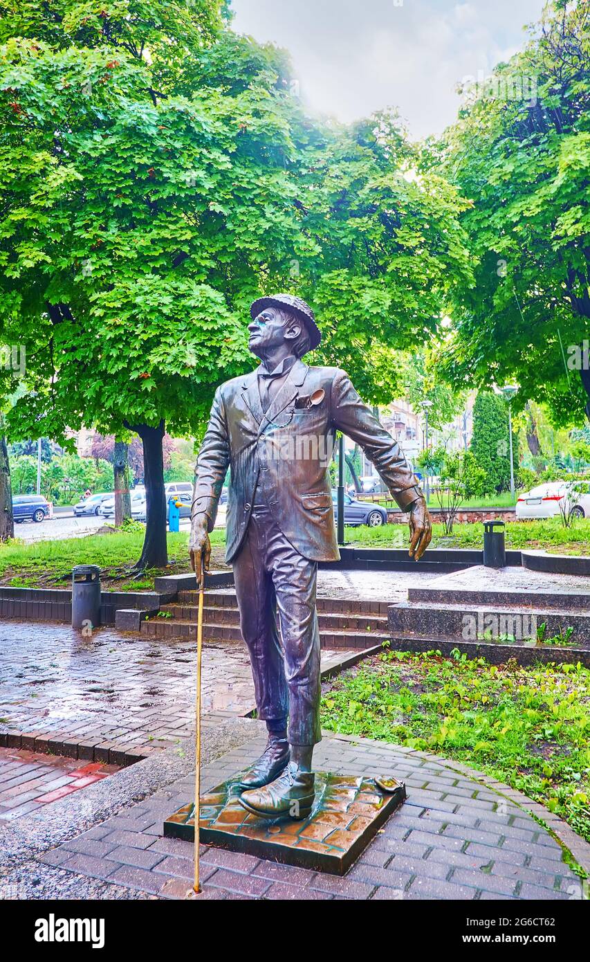 KIEV, UCRANIA - 18 DE MAYO de 2021: La escultura del personaje de la novela satírica Panikovsky, fingiendo ciego en el oark en la calle Prorizna, el 18 de mayo en Kiev Foto de stock
