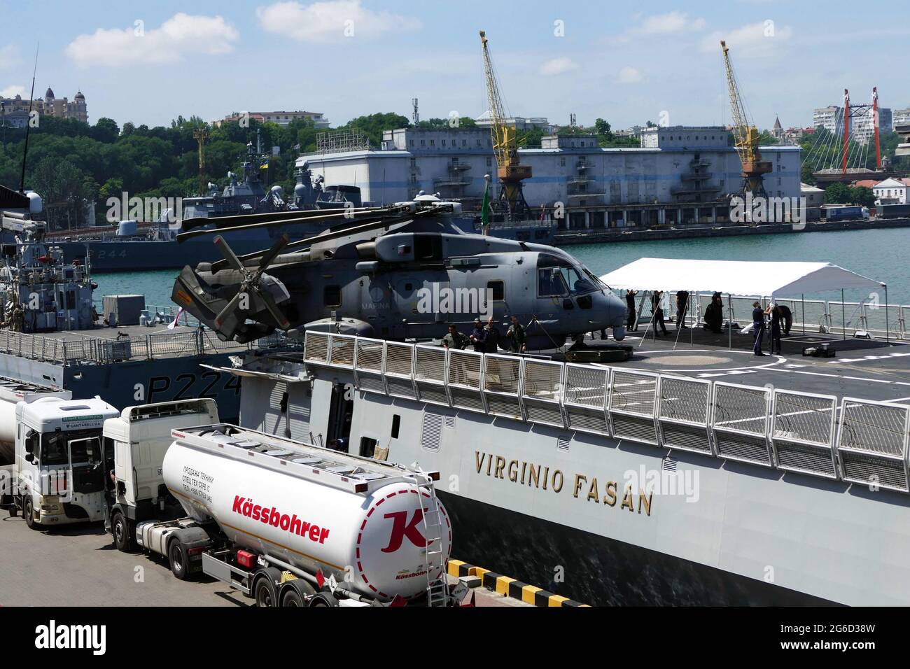 No Exclusivo: ODESA, UCRANIA - 3 DE JULIO de 2021 - UN helicóptero se representa a bordo de la fragata Virginio Fasan F591 de la Marina Italiana en el puerto de Odes Foto de stock