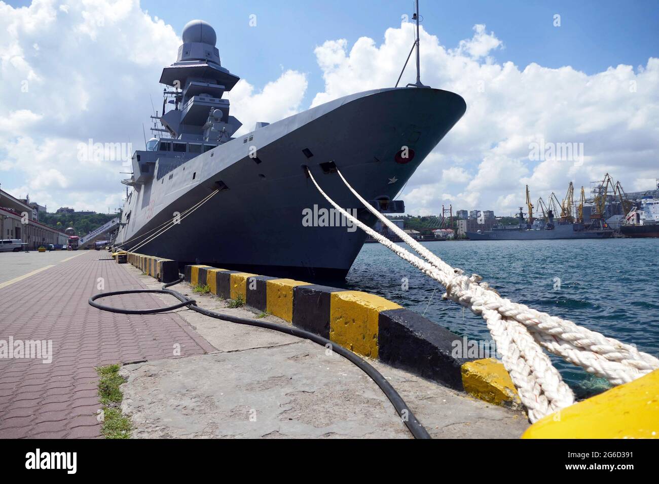 No Exclusivo: ODESA, UCRANIA - 3 DE JULIO de 2021 - La fragata F591 de la Marina Italiana de Virginio Fasan está representada en el puerto de Odesa, al sur de Ucrania. Foto de stock