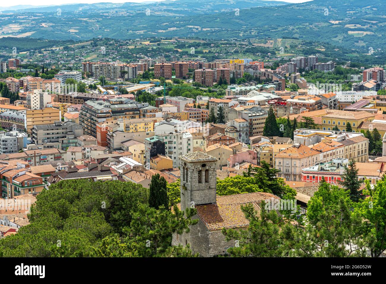 Vista superior de la ciudad de Campobasso, la capital provincial de Molise. Campobasso, Molise, Italia, Europa Foto de stock