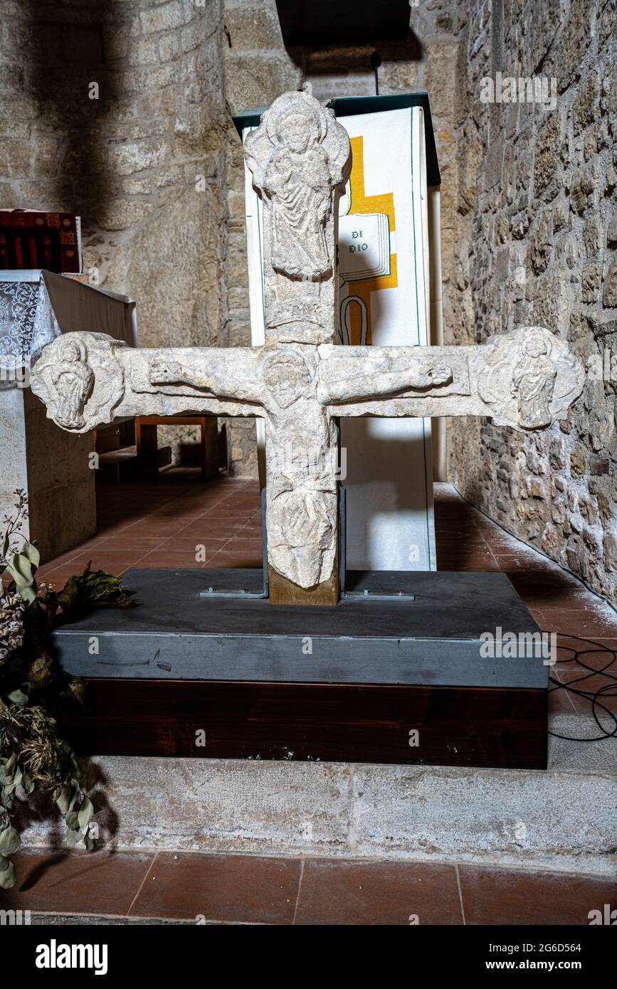 Cruz estacionaria de piedra tallada en la iglesia de San Bartolomeo en Campobasso. Campombasso, Molise, Italia, Europa Foto de stock