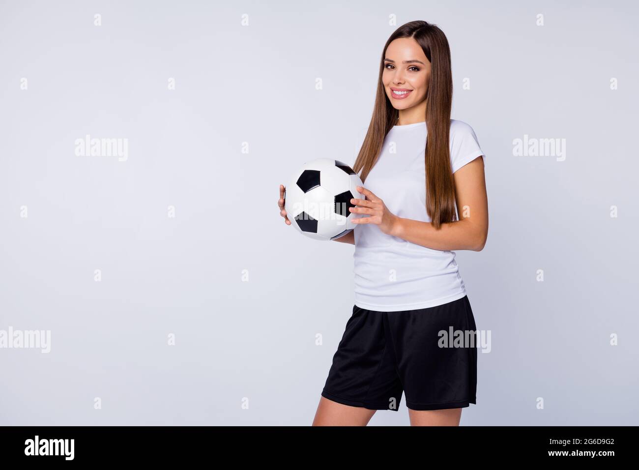 Foto de mujer deportiva jugador experto fútbol equipo de mujeres sostener bola sonrisa penalti patear ropa de fútbol uniforme camiseta pantalones cortos Fotografía de stock - Alamy