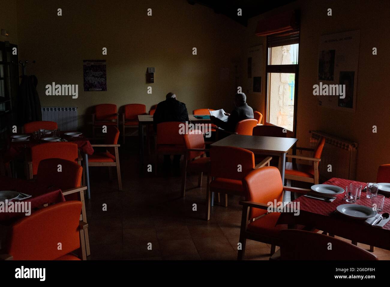 Comedor en un centro de cuidado diurno para ancianos en Campo de San Pedro, Segovia. Castilla y León, España. Foto de stock