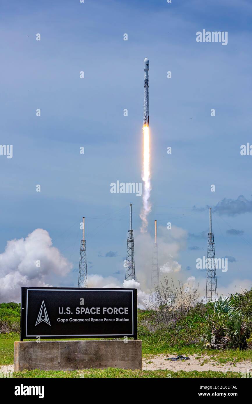 Un cohete Falcon 9 que transporta un satélite GPS III-5 a órbita se lanza desde LC-40 en la Estación de la Fuerza Espacial de Cabo Cañaveral, Florida, 17 de junio de 2021. Los satélites GPS III tienen señales tres veces más precisas que la generación actual de satélites y ocho veces la resistencia a los atascos. Foto de stock