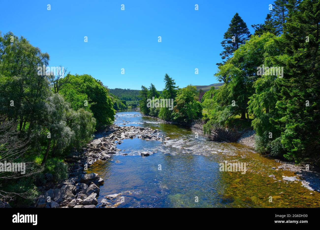 Río Dee en el Castillo Balmoral, Crathie, Royal Deeside, Aberdeenshire, Escocia, REINO UNIDO Foto de stock