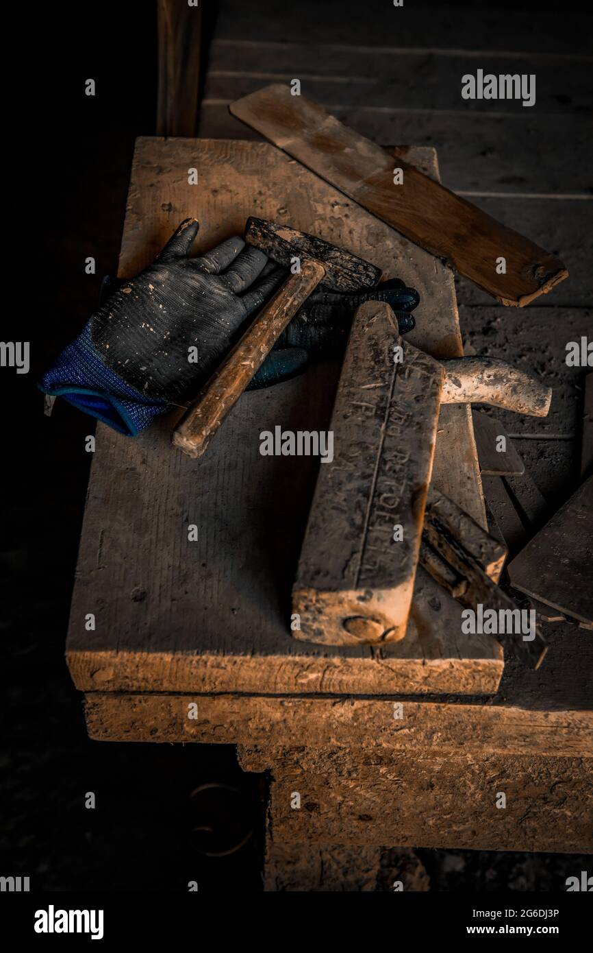 Detalle de las herramientas antiguas utilizadas en cerámica y fabricación artesanal Foto de stock