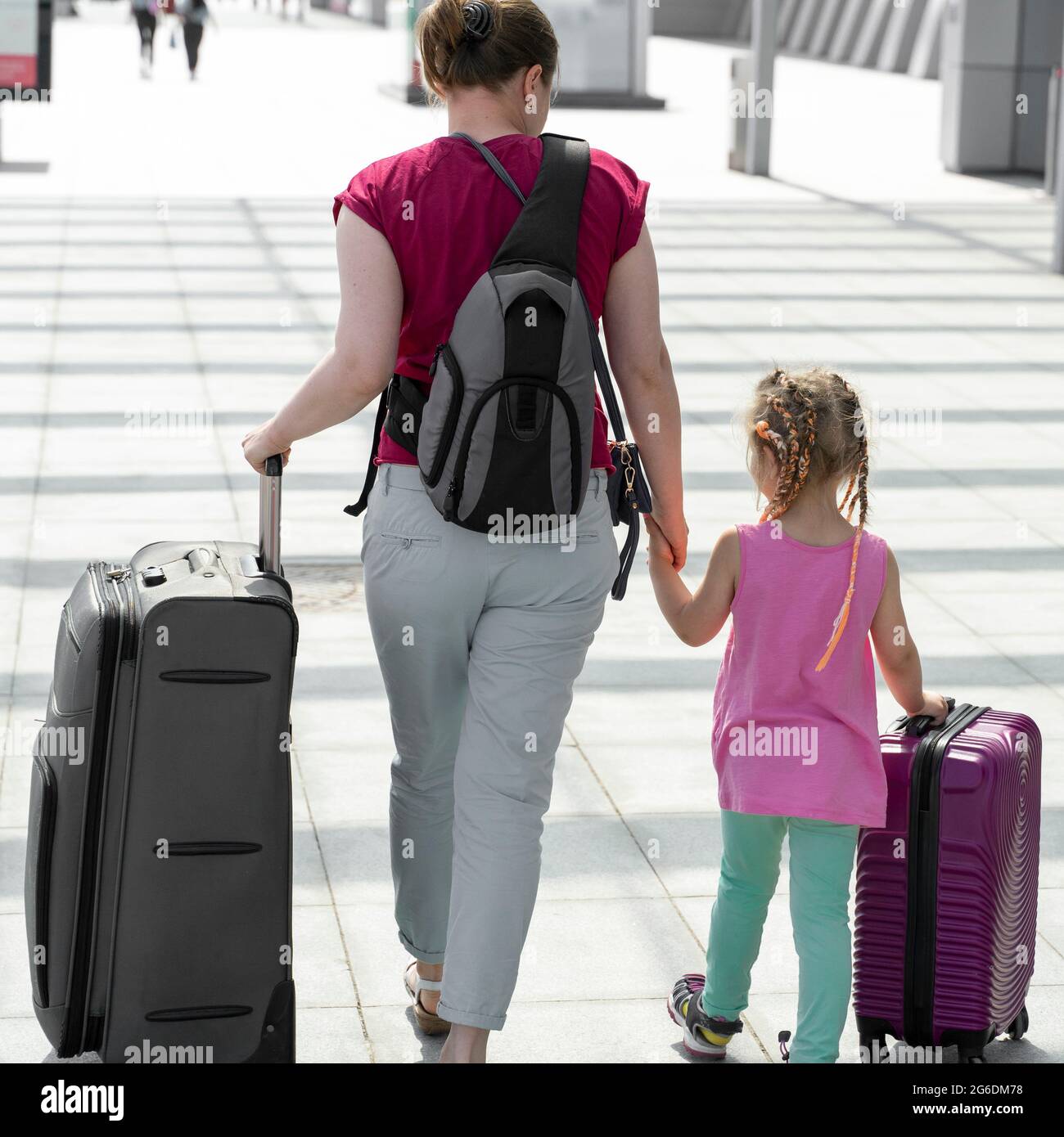 madre e hija pequeña van con maletas al aeropuerto, turismo y viajes  Fotografía de stock - Alamy