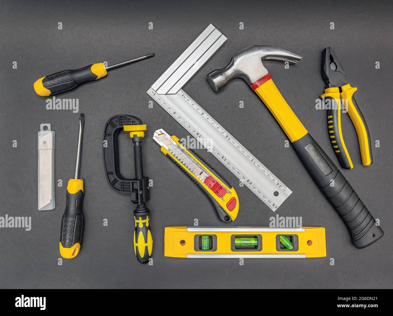 Conjunto de herramientas. Vista superior de las herramientas mecánicas  sobre fondo negro Fotografía de stock - Alamy