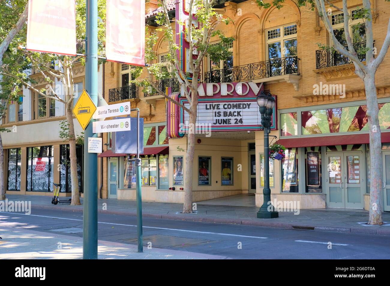 La marquesina del Club de Comedia San José Improv en el centro de San José, California, anunciando su reapertura después del cierre de refugio pandémico Covid-19. Foto de stock