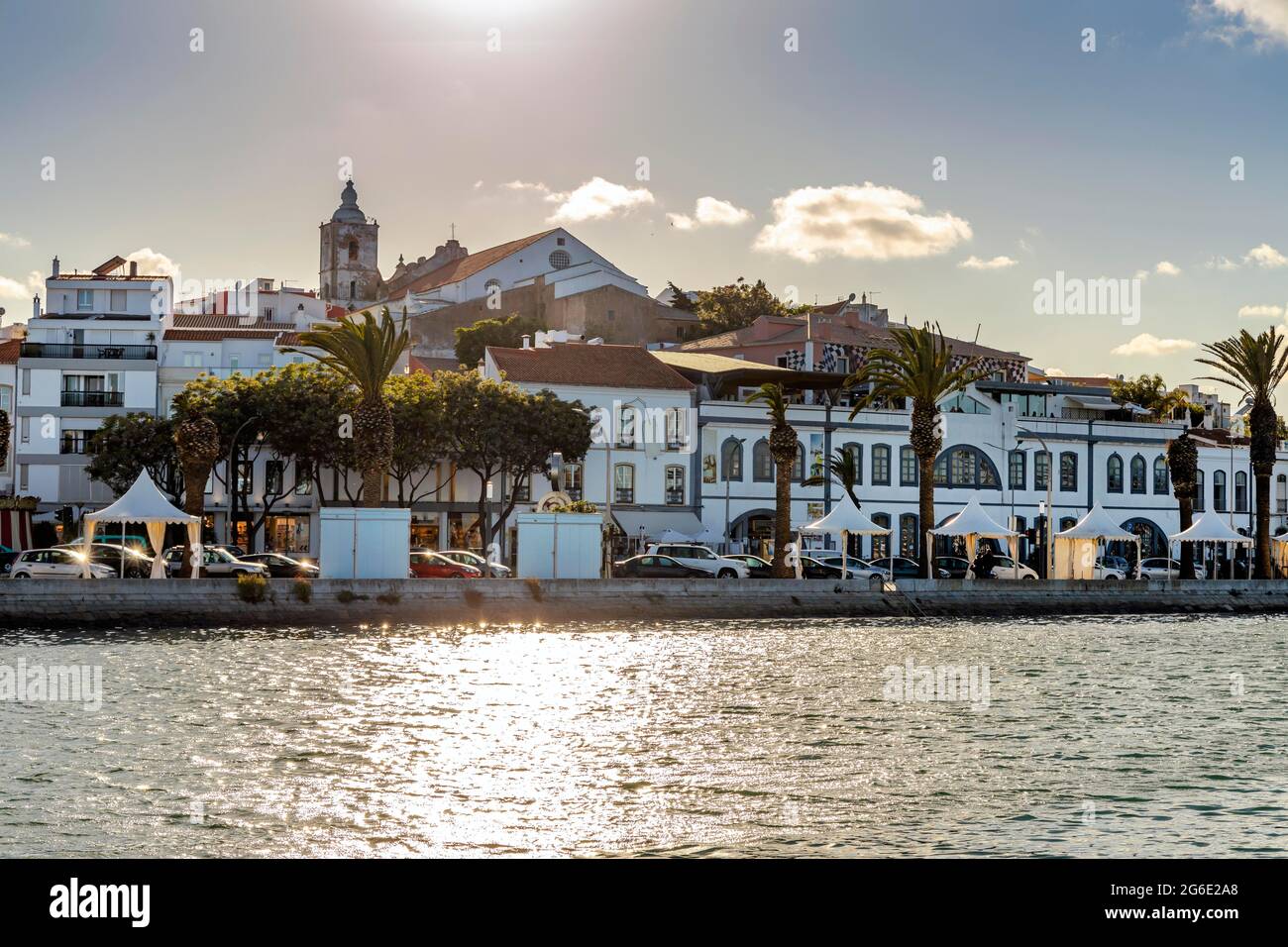 Arquitectura antigua frente a un amplio río en la histórica Lagos, Algarve, Portugal Foto de stock