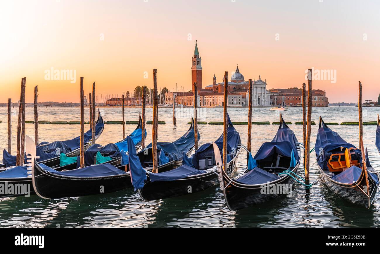 Góndolas venecianas, detrás de la iglesia San Giorgio Maggiore, Dawn, Venecia, Veneto, Italia Foto de stock