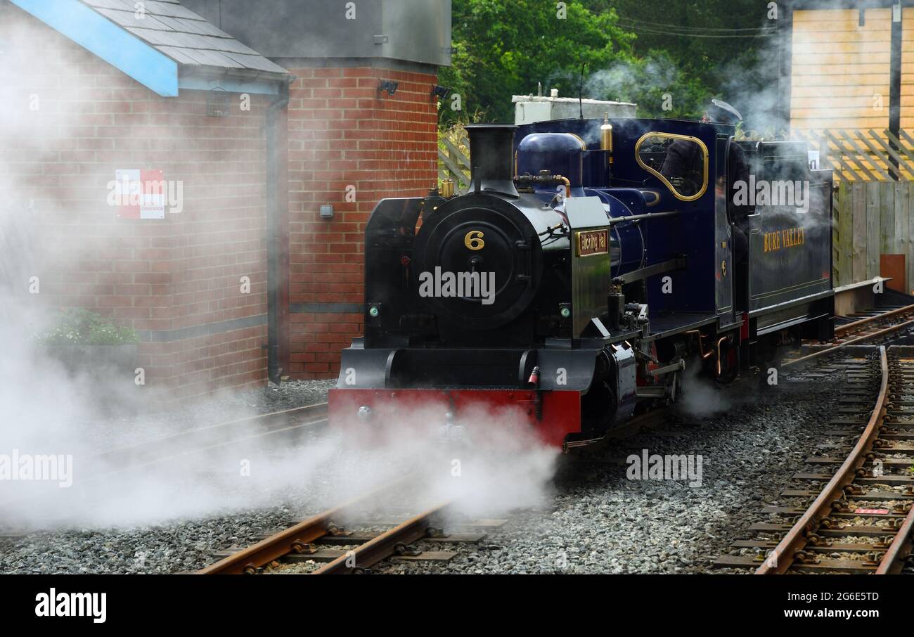 Blickling Hall Tren a Vapor de trocha angosta en Wroxham Station en el Bure Valley Railway en Norfolk. Foto de stock