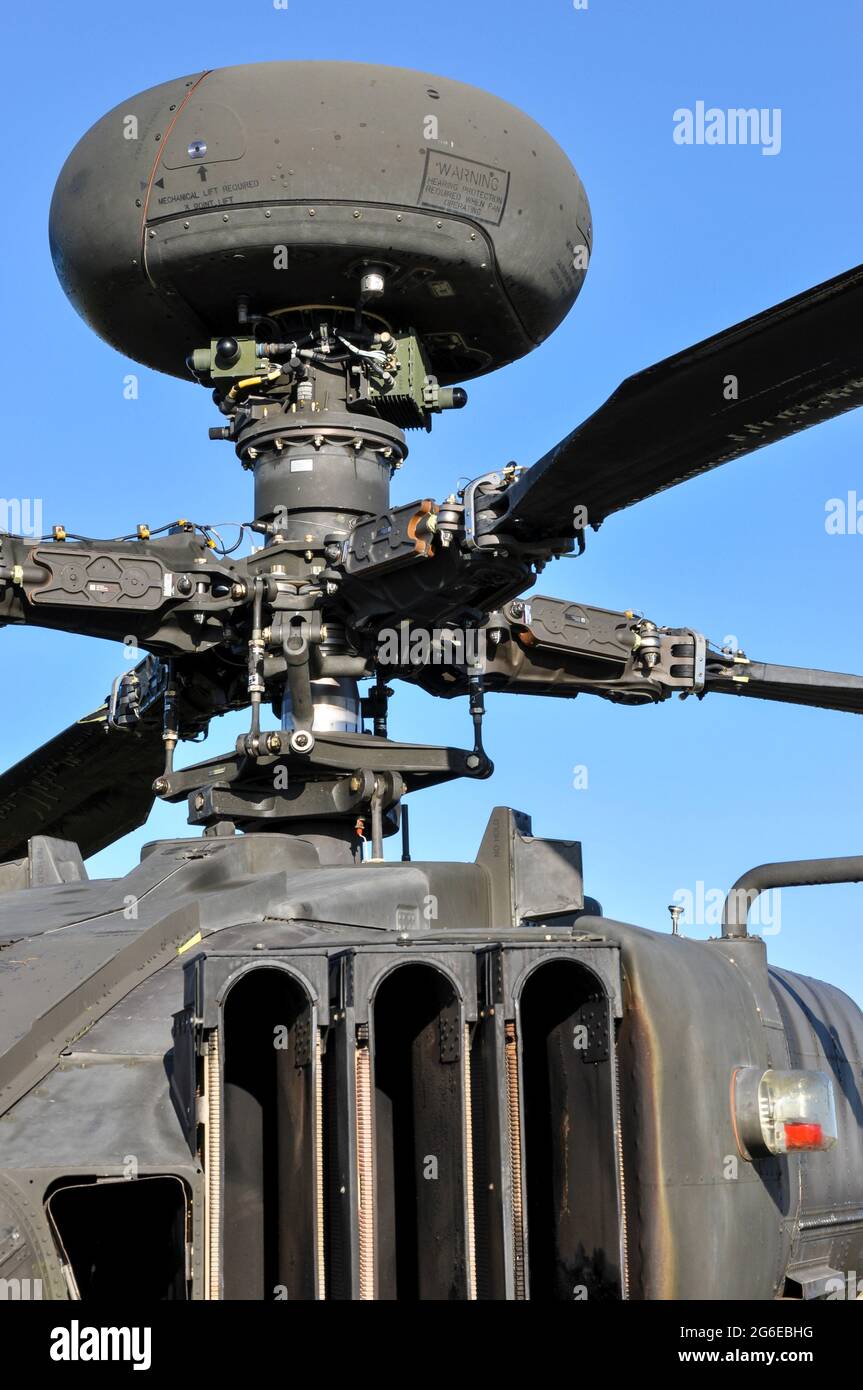 Sistema de radar de control de fuego de onda milimétrica Longbow montado en el mástil principal del rotor de un Cuerpo de Aire del Ejército Británico Westland WAH-64 Longbow Apache Foto de stock