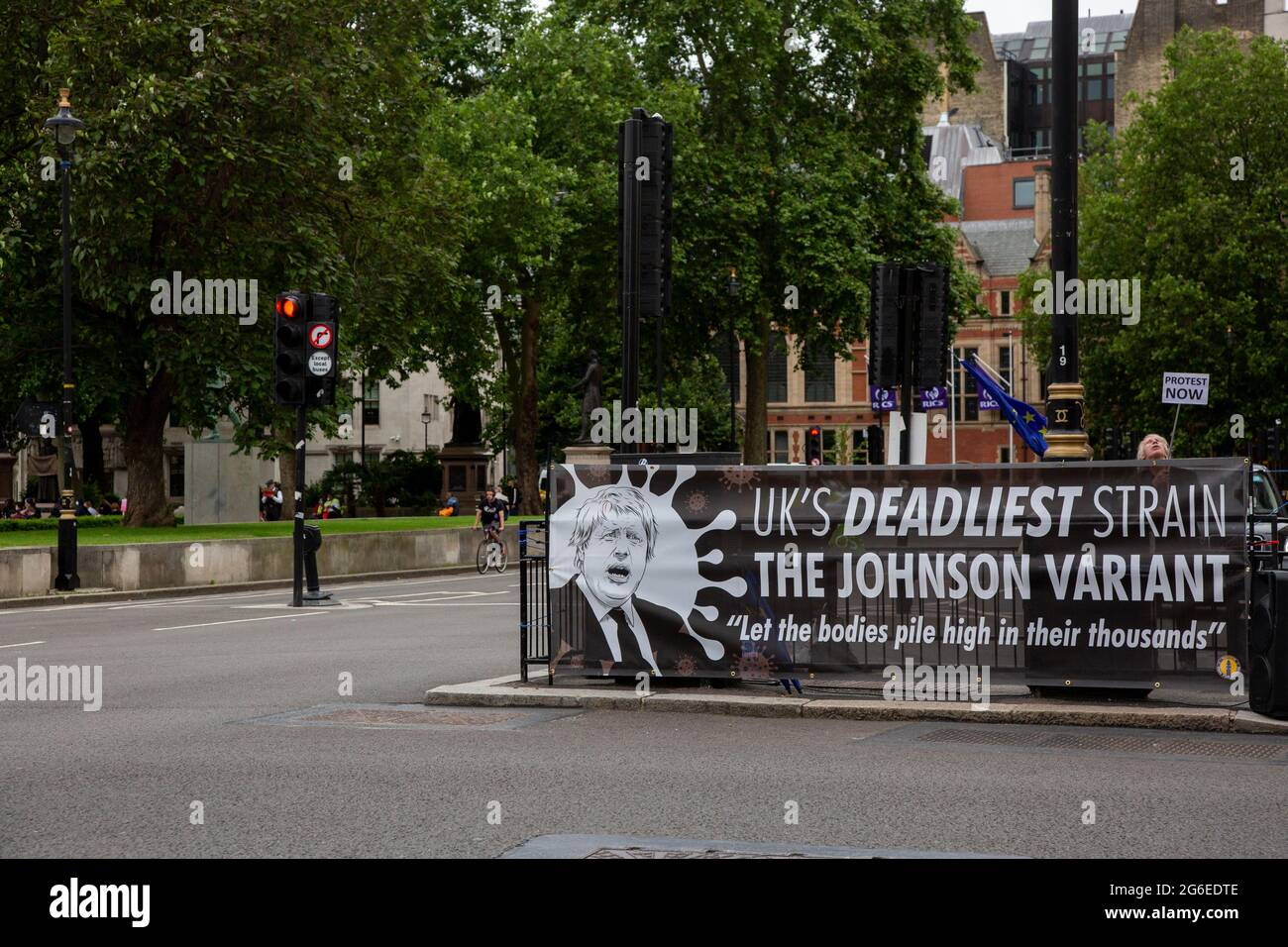 'La cepa más mortífera del Reino Unido - la variante Johnson' - Protesters del grupo SODEM Action liderada por el activista pro UE Steve Bray que realiza una protesta en Whiteh Foto de stock