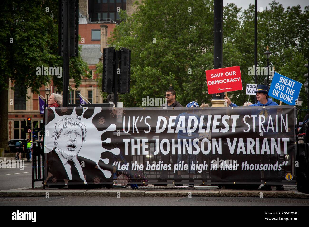 'La cepa más mortífera del Reino Unido - la variante Johnson' - Protesters del grupo SODEM Action liderada por el activista pro UE Steve Bray que realiza una protesta en Whiteh Foto de stock