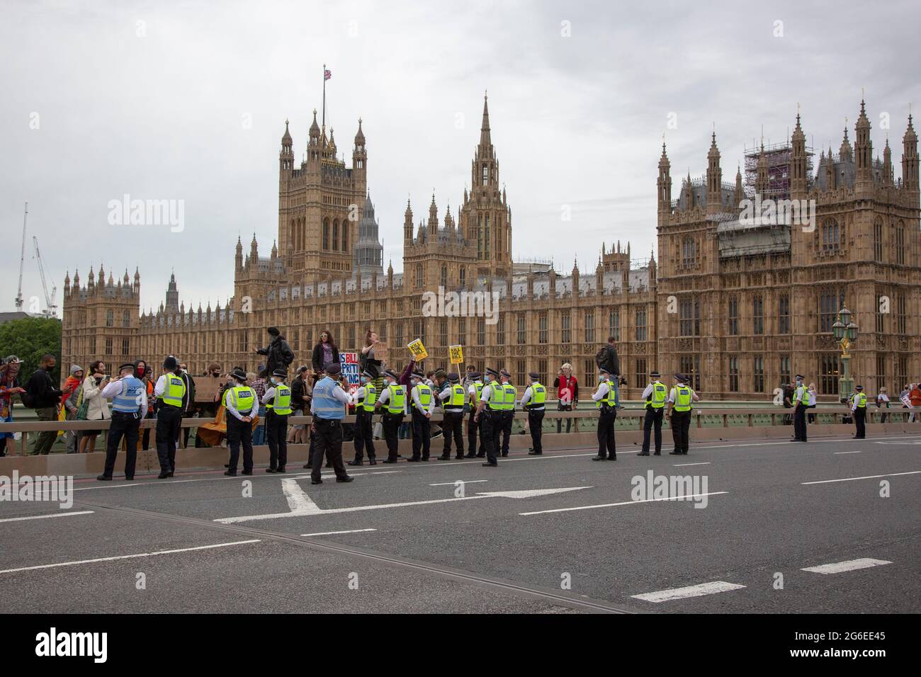 Manifestantes en medio de la policía en el puente de Westminster como parte de una protesta 'Kill the Bill' en el centro de Londres, 5,7,2021 Foto de stock