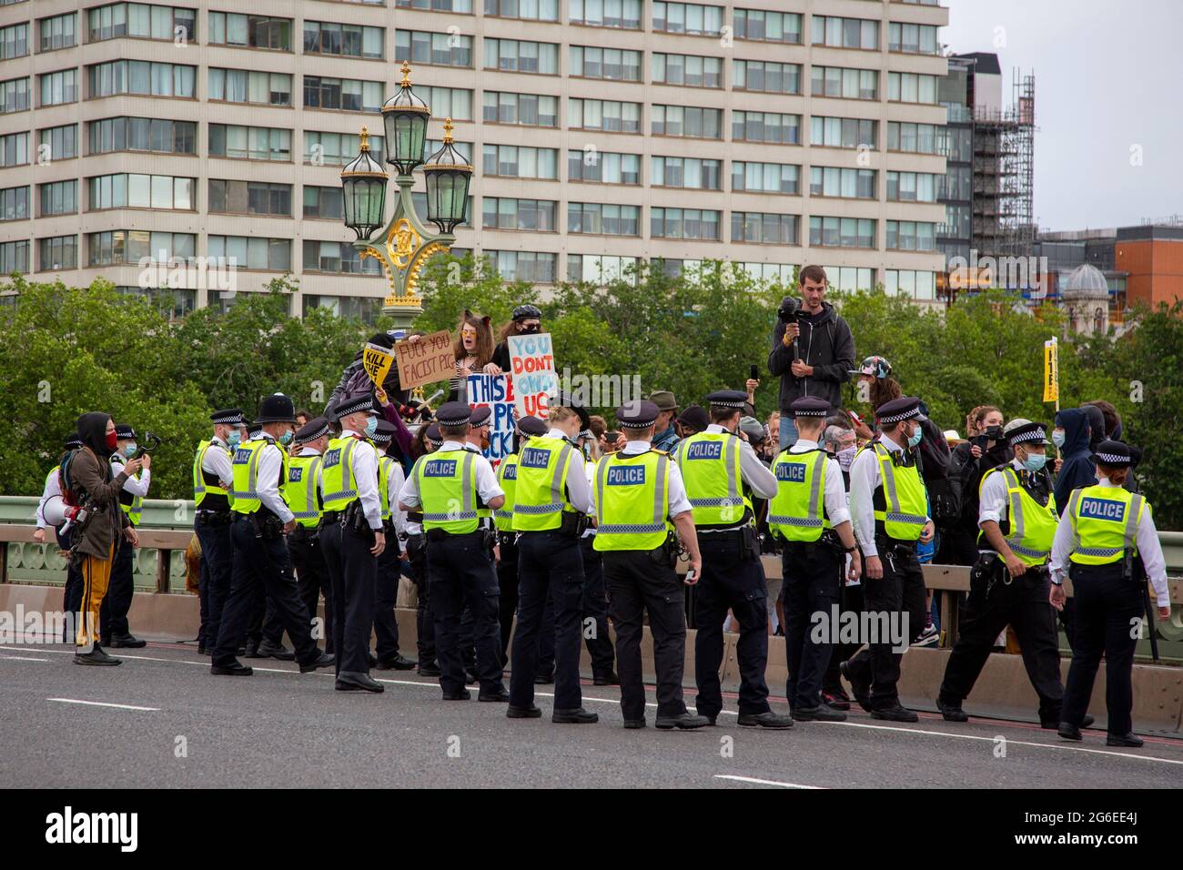 Manifestantes en el puente Westminster como parte de una protesta 'Kill the Bill' en el centro de Londres, 5,7,2021 Foto de stock